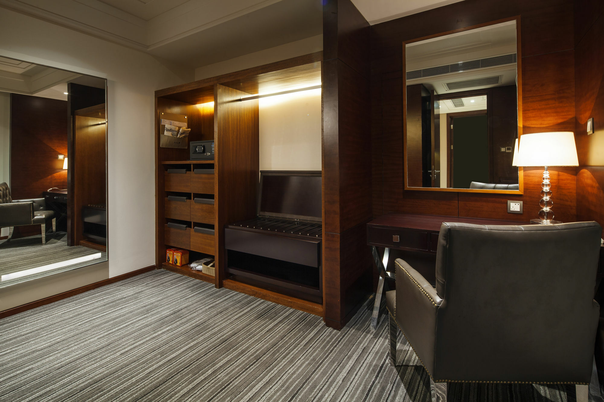 Radisson Blu Plaza Chongqing - Free 2 Bottle Of Local Beer Per Room During Stay Εξωτερικό φωτογραφία